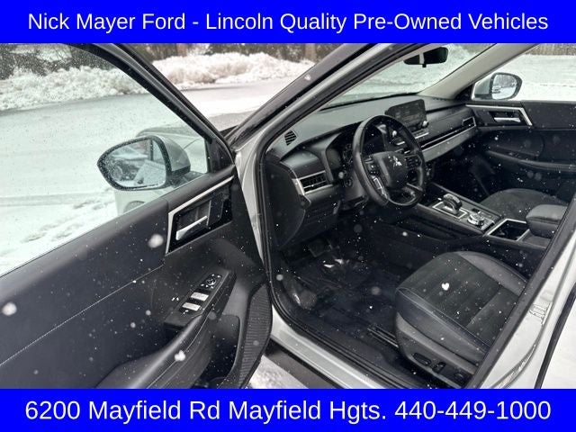 2024 Mitsubishi Outlander Base