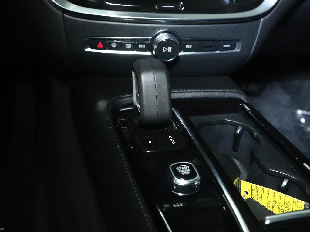 2022 Volvo S60 Recharge Plug-In Hybrid T8 R-Design Expression